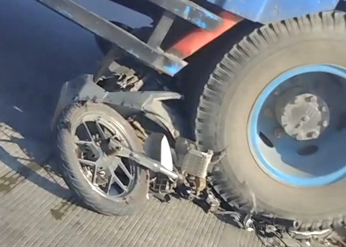 Kecelakaan Dekat Pintu Masuk Tol PIER, Pemotor Terkapar di Tengah Jalan Terlindas Truk