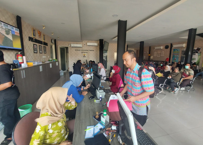 Pemohon SKCK di Polrestabes Surabaya Membludak, Petugas Layani 300 Orang Per Hari