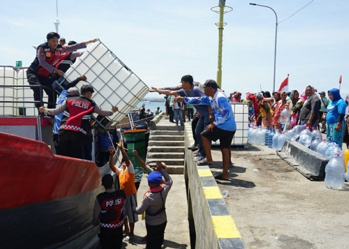 Pulau Gili Ketapang Krisis Air Minum, Giliran Kapolres Oki Gelontorkan 10 Ribu Liter Air Bersih