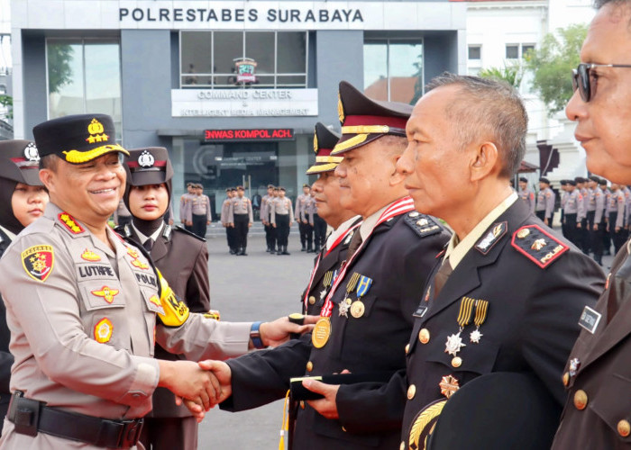 151 Personel Polrestabes Surabaya Naik Pangkat, 32 Purnawirawan Dilepas dengan Penuh Kebanggaan