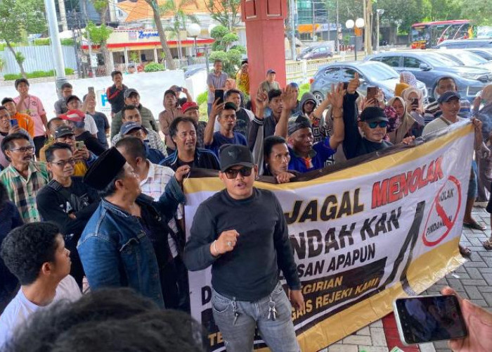 Jagal dan Pedagang Daging Surabaya Geruduk DPRD Tolak Relokasi RPH