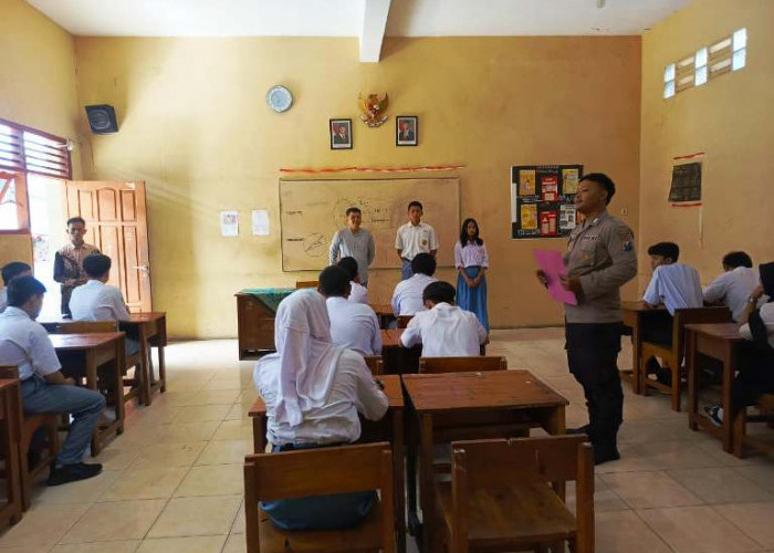 Polsek Lakarsantri Sampaikan Amanat Kapolrestabes di SMK Sari Praja Surabaya, Cegah Pengaruh Negatif Medsos
