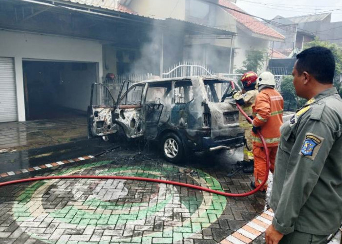 Lampu Korsleting, Toyota Kijang Ludes Terbakar di Jalan Semampir Tengah Surabaya