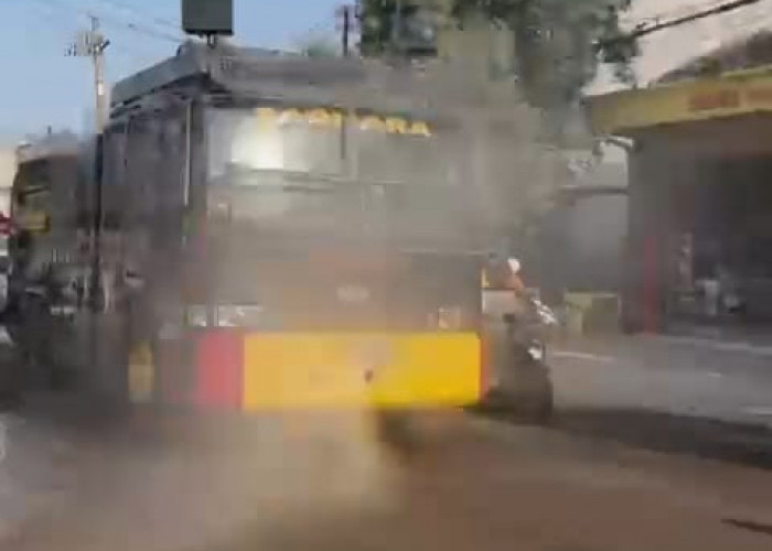 Respons Keluhan Warga, Polres Gresik Semprot Jalan Berdebu Imbas Pelebaran Jalan Yosowilangun - Suci