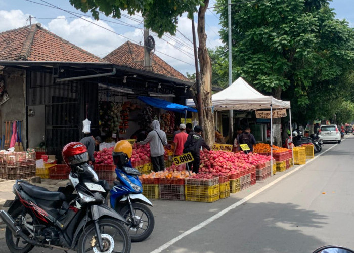 Trotoar Jombang Jadi Pasar Tumpah, PKL dan Parkir Liar di Jalan KH Hasyim Asy’ari Picu Kemacetan Parah