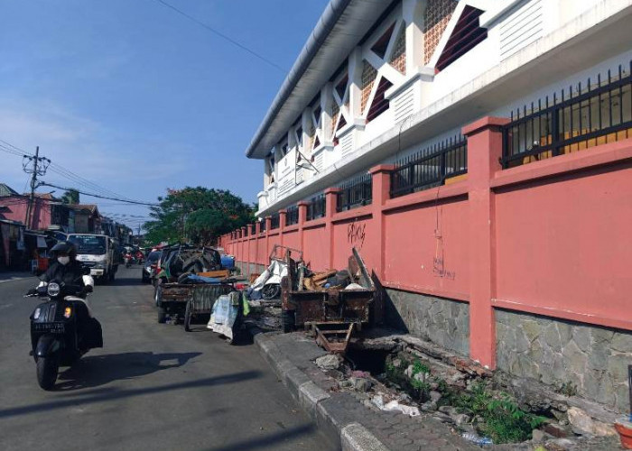 Inisiatif Warga Dr Soetomo Dirikan Lapak PKL di Sekitar THOR Jadi Solusi Atasi Sampah dan Parkir Liar