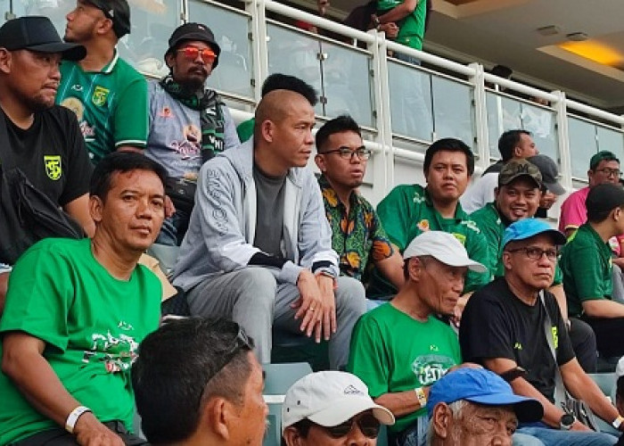 Nova Arianto Nonton Laga Klasik di GBT, Pemain Persebaya Dipanggil untuk AFF?