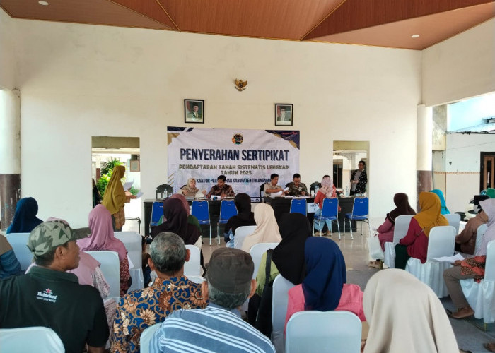 Tutup Tahun, Kantah ATR/BPN Tulungagung Bagikan Sertipikat kepada Warga