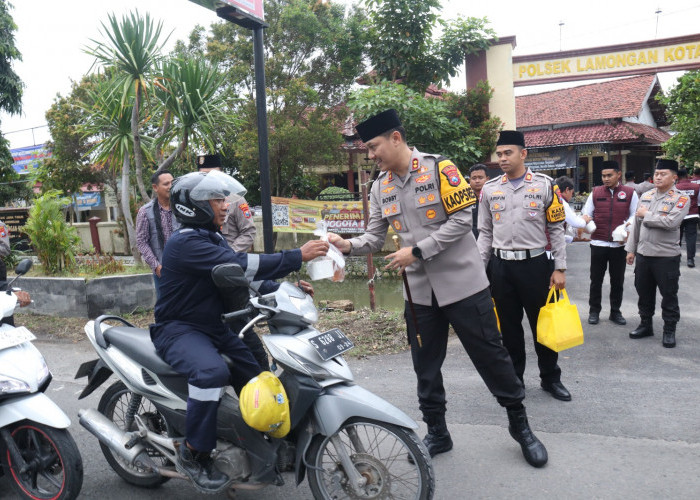 Kapolres Lamongan Bagikan Takjil kepada Pengguna Jalan