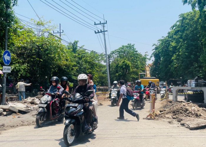 Proyek Saluran Jalan Raya Karang Asem Bikin Lalu Lintas Padat Merayap, Debu Beterbangan