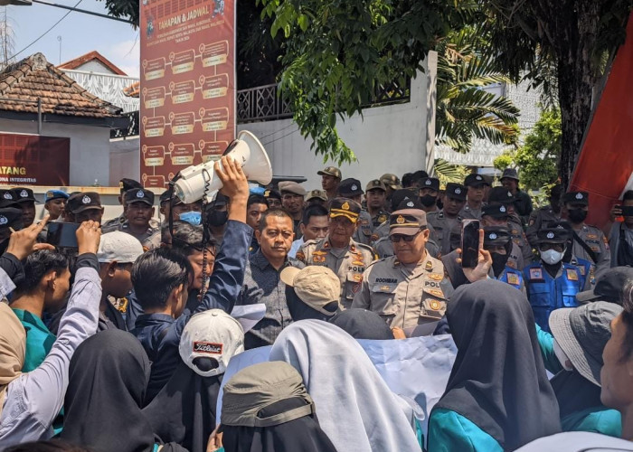 KPU Lamongan Digeruduk Pendemo Jelang Pendaftaran Cabup dan Cawabup 