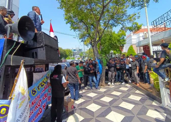 Aliansi Madura Indonesia Geruduk DPRD Surabaya Tuntut Ketua Dewan Dicopot