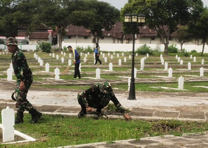 Kodim Jember Resik-resik TMP Patrang, Hormati Pahlawan Jelang HUT Ke-79 TNI