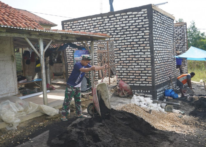 Satgas TMMD 127 Angkut Pasir untuk Percepat Rehab RTLH Warga Mandala