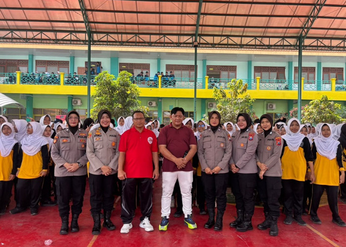  Polwan Goes to School di Krian Edukasi Siswa tentang Bahaya Bullying, Narkoba, dan Kekerasan