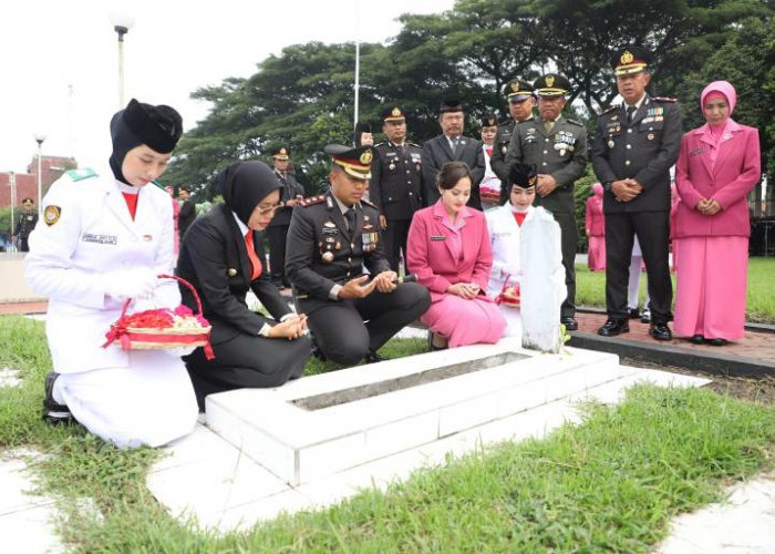 Kapolres Kediri, Wakil Bupati, dan Bhayangkari Tabur Bunga di TMP Canda Bhirawa Pare