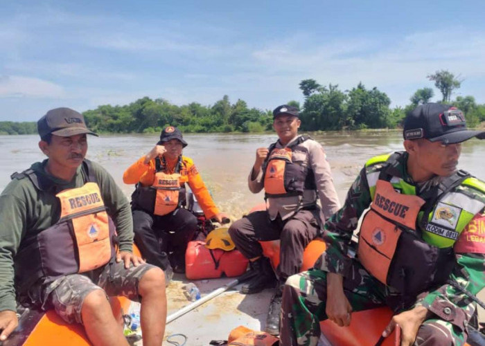 Polsek Baureno Bantu Lakukan Pencarian Warga yang Diduga Tenggelam di Bengawan Solo