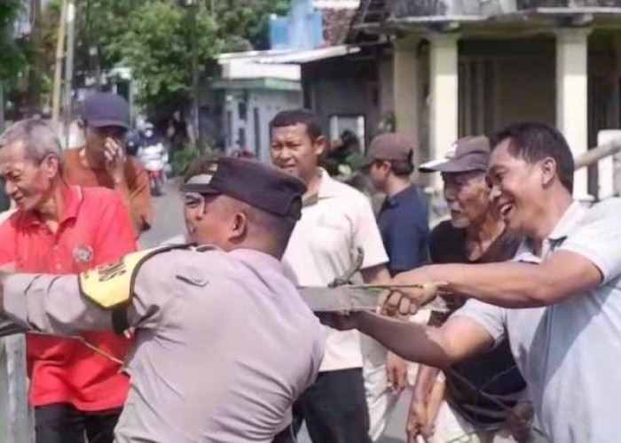 Kerja Bakti Polsek Nganjuk Kota Bersihkan Sungai Ploso untuk Antisipasi Banjir