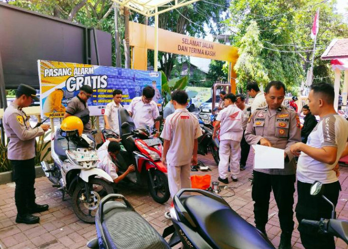 Wujudkan Wilayah Aman, Polsek Wonocolo Gandeng Siswa SMK PGRI 1 Pasang Alarm Gratis