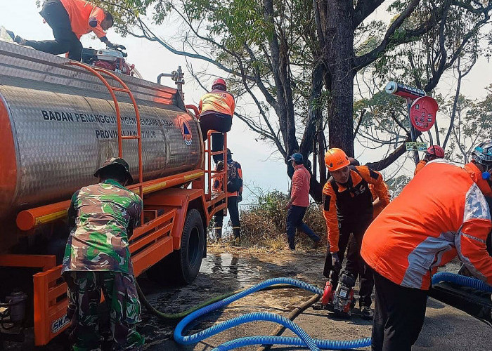 Trus tangki dari BPBD Provinsi Jawa Timur untuk menyemprot titik api yang menjalar ke semak-semak dan lahan kering di sekitaran kawasan Wisata Bromo. (Foto: Dok. BPBD Provinsi Jawa Timur)