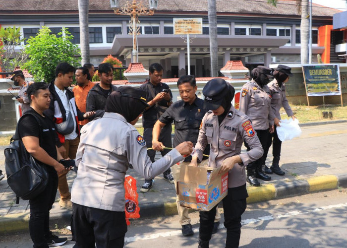 Usai Amankan Aksi Mahasiswa, Polwan Polres Ngawi Tebar Kepedulian dengan Berbagi dan Bersih-bersih