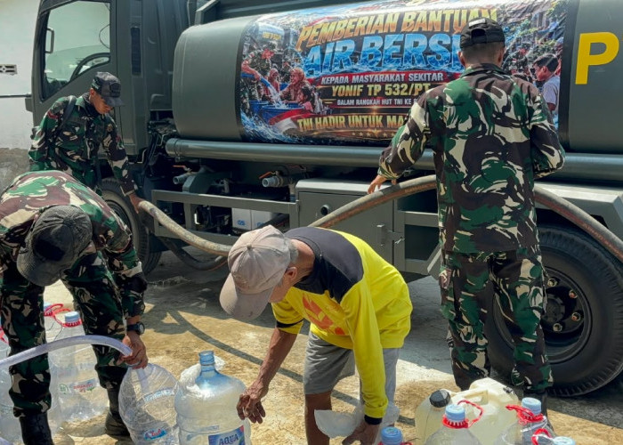 Yon-Tp 532/Pangeran Timur Dropping 20.000 Liter Air Bersih di Madiun