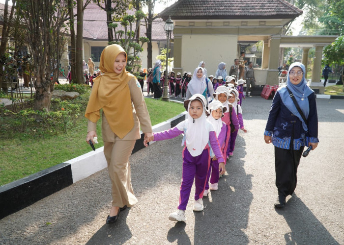 Bongkar Lentera Lamongan: Cuma Seru-Seruan atau Dongkrak Otak Anak ?