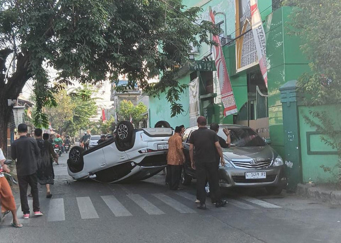 Kurang Konsentrasi, Mobil Tabrak Pohon hingga Terbalik di Jambangan