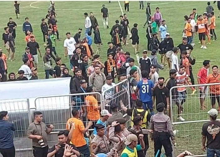 Persekabpas Kalah di Kandang, Sakeramania Turun ke Lapangan hingga Baku Hantam