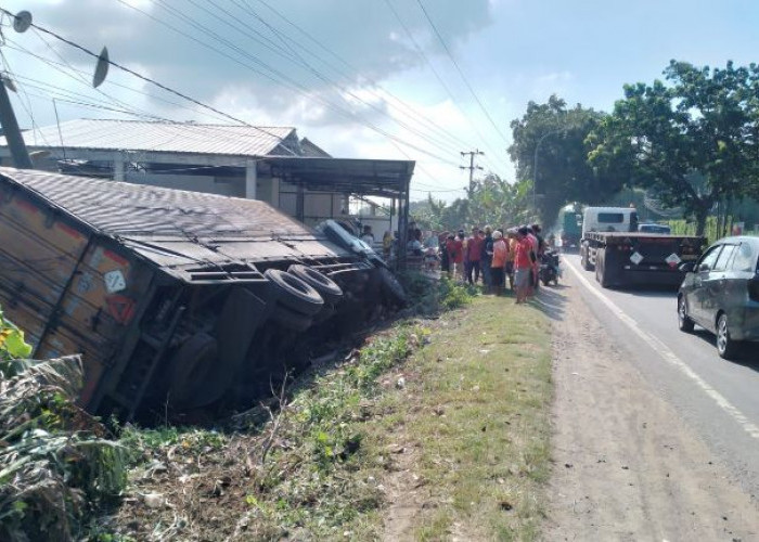 Tronton Tabrak Scoopy di Gresik, Dua Pengendara Motor Tewas