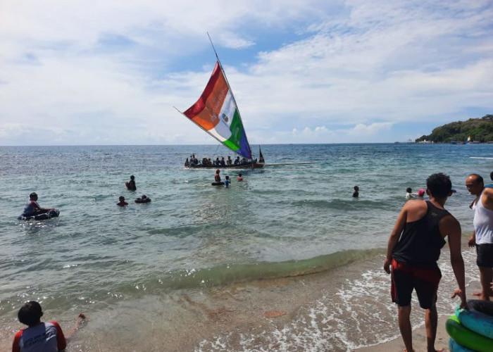 Libur Akhir Pekan, Ribuan Pengunjung Padati Wisata Bahari Pasir Putih Situbondo