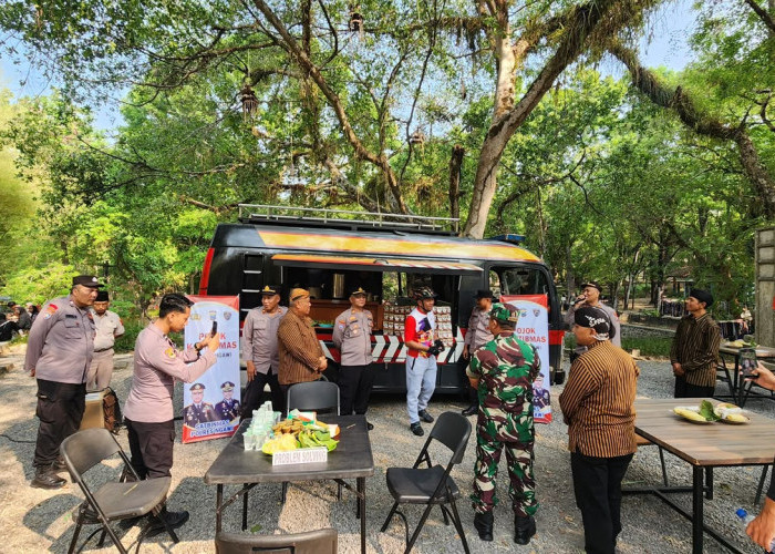 Sapa Pengunjung Pasar Jadoel Tawun, Polres Ngawi Gelar Pojok Kamtibmas Sembari Sosialisasikan Call Center 110