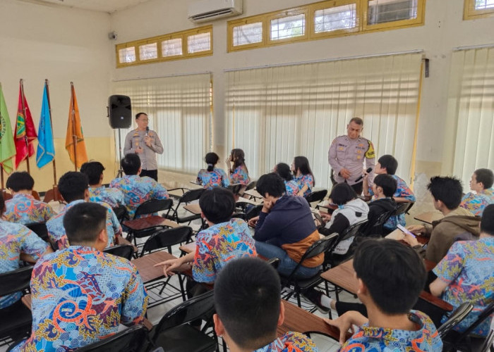 Kapolsek Wonocolo Edukasi Siswa SMK Kristen Petra tentang Keselamatan Berlalulintas