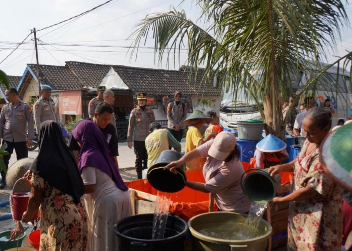 Polres Bojonegoro Salurkan 30 Ribu Liter Air Bersih ke Warga Terdampak Kemarau