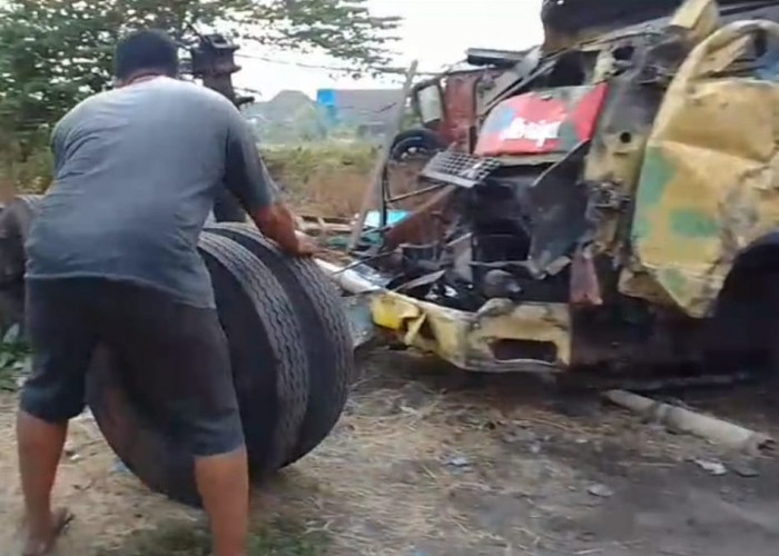 Truk Tangki Rem Blong Sasak Motor dan Warung di Pasuruan, Dua Tewas