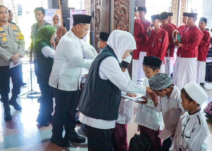 Gubernur Khofifah Salurkan Bantuan Rp 7,6 Miliar dan Kunjungi Pasar Murah di Gresik
