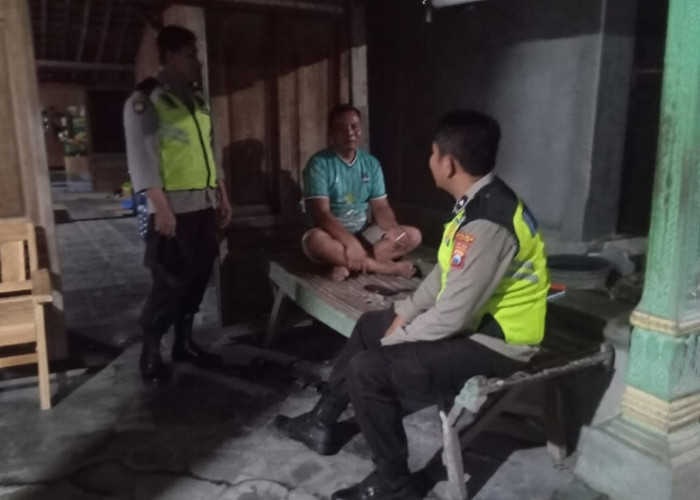 Polisi Ngawi Jaga Kamtibmas di Karanganyar Lewat Patroli Dialogis 