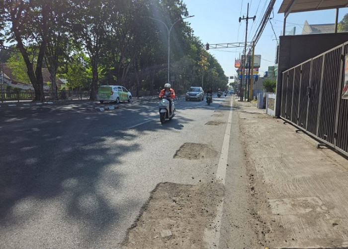 Bekas Galian Pipa di Jalan RA Kartini Gresik Dikeluhkan, Pengendara Motor Terjatuh
