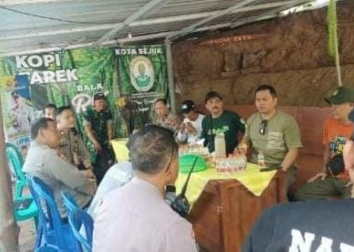 Silaturahmi Kamtibmas Polres Nganjuk di Warung Kopi Rondo Kuning Bahas Keamanan Desa dengan Suasana Santai