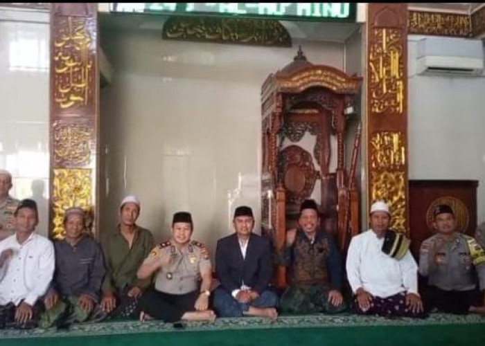 Gelar Safari di Masjid Al Mukminun, Kapolsek Sukomanunggal Pererat Silaturahmi dan Sampaikan Pesan Kamtibmas