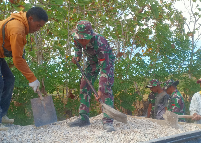 Tidak Kenal Lelah, Satgas TMMD ke 121 Bersama Warga Melangsir Batu Koral ke Titik Sasaran dengan Pickup