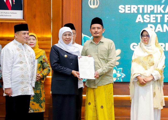 Khofifah-BPN Jatim Serahkan 444 Sertipikat, Perkuat Legalitas Aset dan Tempat Ibadah