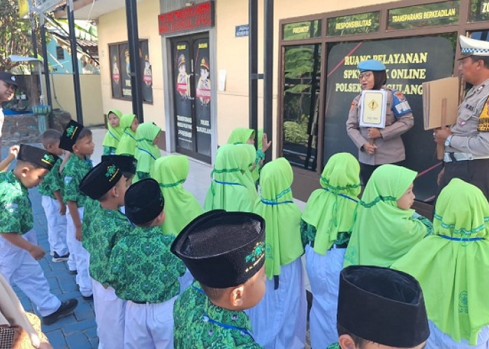 Polsek Tanggulangin Kenalkan Profesi Polisi kepada Peserta Matsama MI Al Hikmah Kalidawir