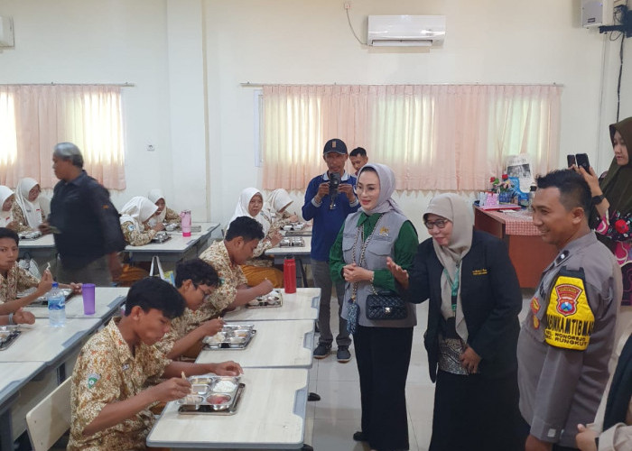 Pastikan Kualitas Gizi, Polsek Rungkut Kawal Kunker DPR RI ke Dapur MBG di Penjaringansari 