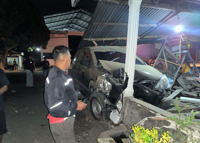 Dini Hari, Xenia Hantam Pohon dan Teras Rumah Warga Ngujang