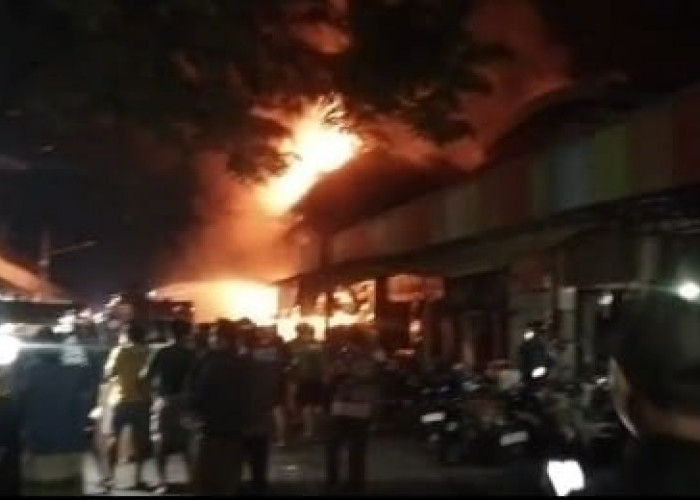 Pasar Agrobis Babat Terbakar! 10 Kios Ludes Diamuk Si Jago Merah