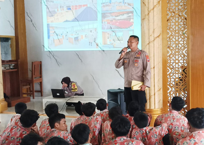 Polisi Ngawi Sosialisasikan SPMB SMA Taruna Kemala Bhayangkara di SMPN 1 Geneng