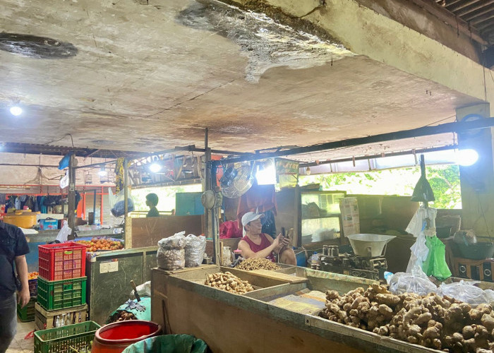 Lapak Kebanjiran Akibat Atap Rusak, Pedagang Pasar Keputran Utara Tagih Janji Perbaikan