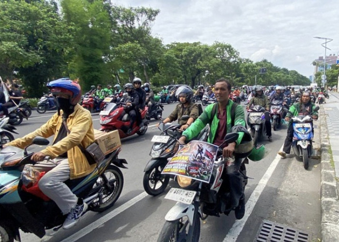Kepung Kantor  Dishub Jatim, Ojol Surabaya Tuntut Ketegasan Tarif dan Sanksi Aplikator