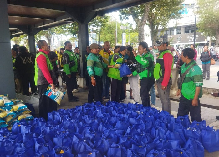 Pengemudi Ojek Online  Jember Salurkan 200 Paket Sembako untuk Janda dan Lansia